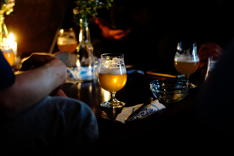 Tisch mit Getränken