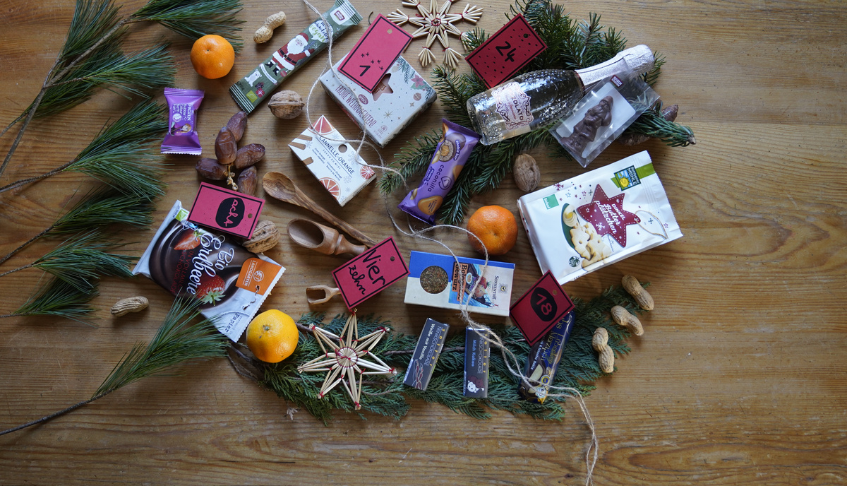 KI generiert: Das Bild zeigt eine Auswahl an Wurzelgemüsen, darunter lila Karotten, Pastinaken und eine Steckrübe, auf einem Holztisch arrangiert.