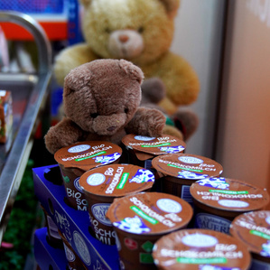 KI generiert: Das Bild zeigt mehrere Personen, die in einer Küche zusammenarbeiten, vermutlich bei einem Kochkurs oder einer Gruppenkochaktivität. Sie tragen Schürzen und sind mit der Zubereitung von Zutaten beschäftigt.