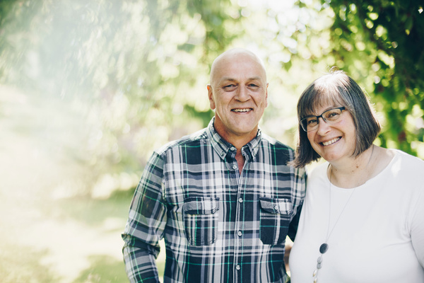 Warum Bio besser ist. Grüne Kiste gefüllt mit Bio-Obst und -Gemüse
