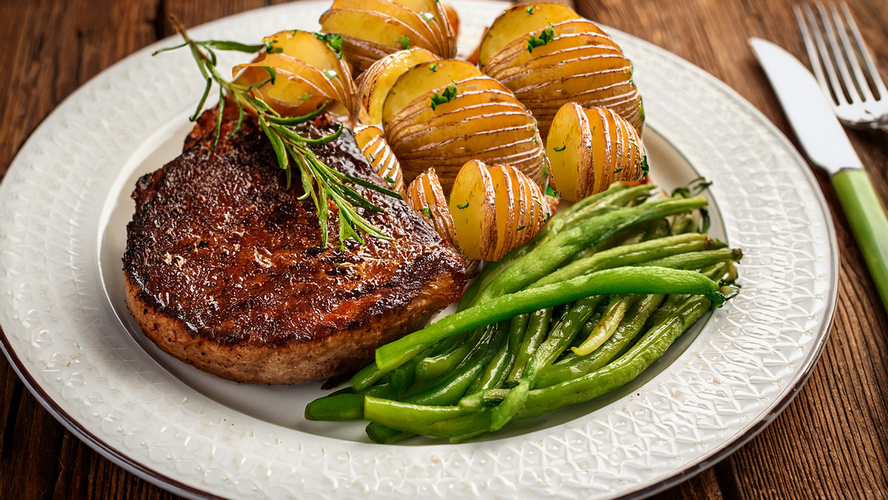Rezeptbild für Kotelett vom Landschwein, mit Bohnen & Fächerkartoffeln