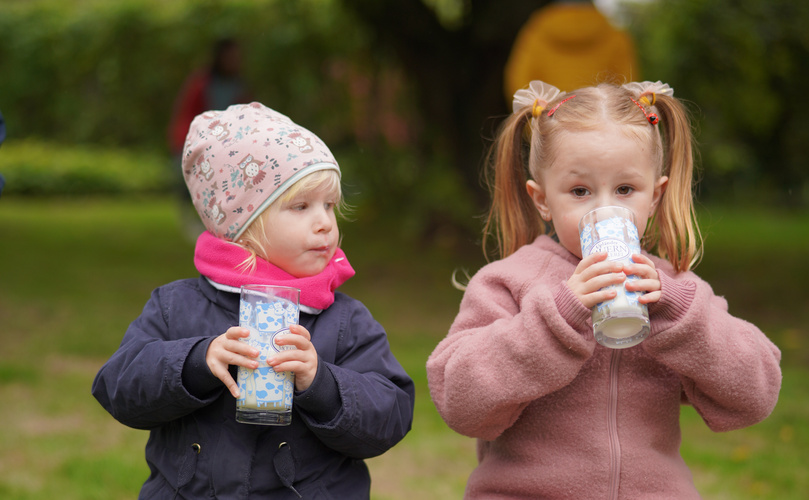 Kinder trinken ein Glas Bio-Milch