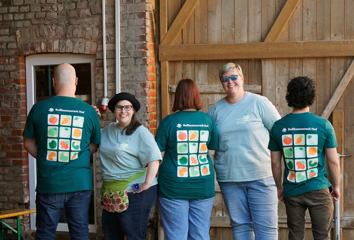 KI generiert: Das Bild zeigt eine Auswahl an Wurzelgemüsen, darunter lila Karotten, Pastinaken und eine Steckrübe, auf einem Holztisch arrangiert.