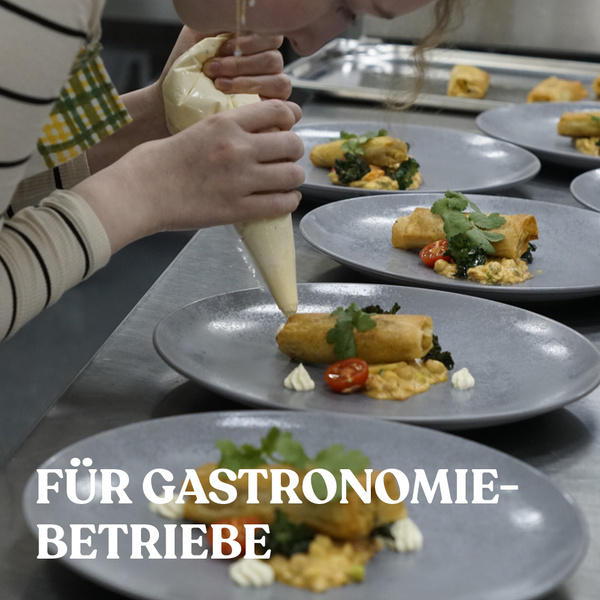 Fahrer mit Ökokiste vor Elektro-Lieferauto