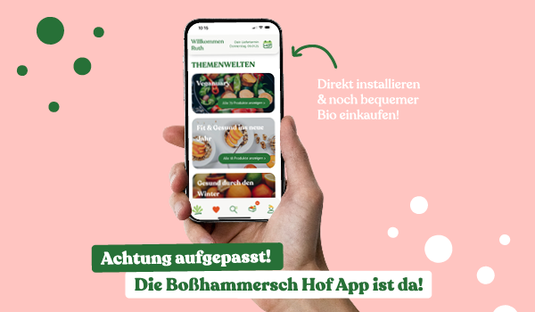 KI generiert: Das Bild zeigt eine Hand, die ein Smartphone hält, auf dem die App der Boßhammersch Hof beworben wird. Begleitend dazu steht der Text, dass die App jetzt verfügbar ist, um bequem Bio-Produkte einzukaufen.