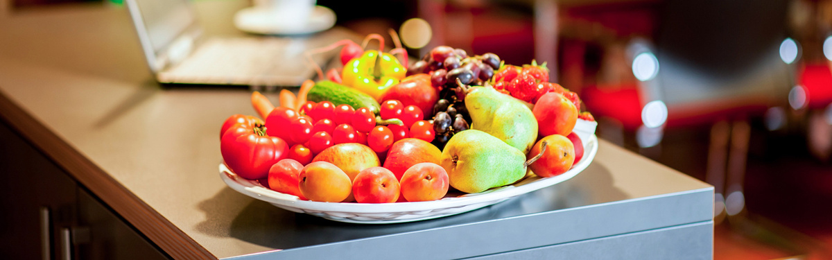 KI generiert: Das Bild zeigt eine Auswahl an Wurzelgemüsen, darunter lila Karotten, Pastinaken und eine Steckrübe, auf einem Holztisch arrangiert.