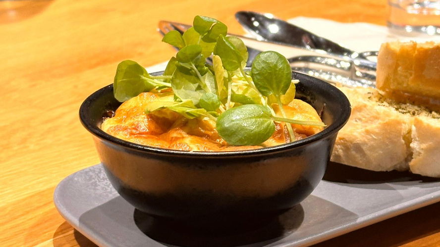 Rezeptbild für Apfel-Zwiebel-Salat mit Zitronenthymian und Ziegenkäsehaube