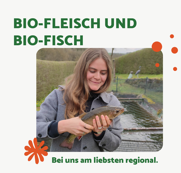 Bio-Fisch in Händen. Im Hintergrund Teichanlagen