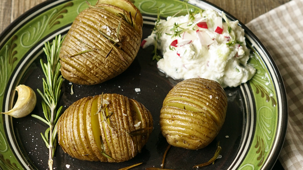 Rezeptbild für Schwedische Fächer-Kartoffeln mit Radieschen-Schmand