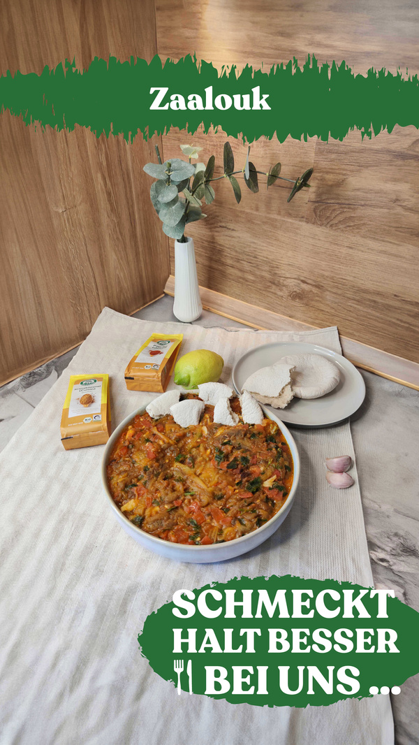 Teller mit Bruschetta, im Hintergrund Olivenöl und Basilikum