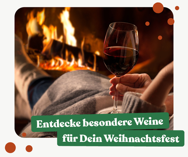 KI generiert: Ein Glas Rotwein vor einem Kaminfeuer mit dem Text: "Entdecke besondere Weine für Dein Weihnachtsfest".