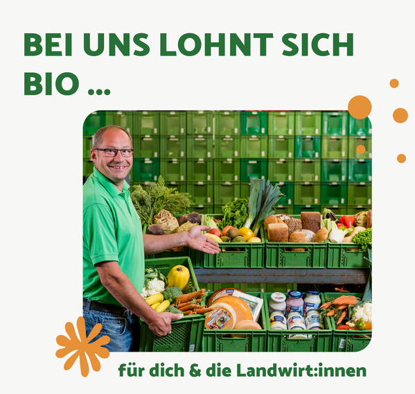 Mitarbeiter steht vor Ökokisten