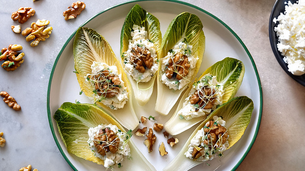 Rezeptbild für Chi­corée-Schiff­chen mit Hüt­ten­kä­se & Walnüssen