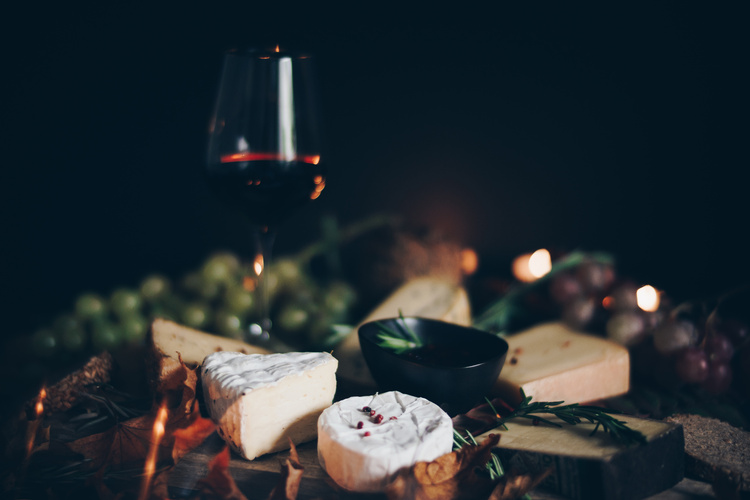 Käse und Wein im Kerzenschein