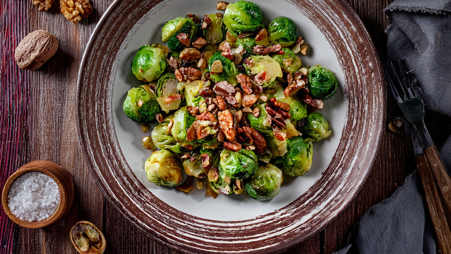 Rezeptbild für Lauwarmer Rosenkohlsalat mit Speck und Nüssen