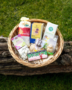 KI generiert: Das Bild zeigt mehrere Personen, die in einer Küche zusammenarbeiten, vermutlich bei einem Kochkurs oder einer Gruppenkochaktivität. Sie tragen Schürzen und sind mit der Zubereitung von Zutaten beschäftigt.