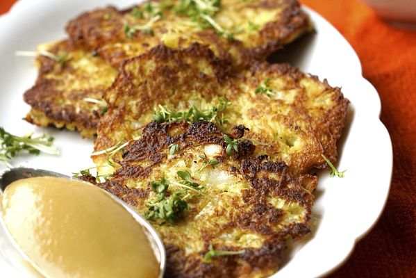 KI generiert: Das Bild zeigt ein Stück Apfelkuchen auf einem Teller, daneben liegt eine Gabel. Der Fokus liegt auf der knusprigen Kruste und der saftigen Füllung des Kuchens.