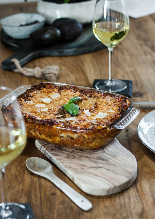KI generiert: Das Bild zeigt zwei Hähnchenspieße, die auf einem Salatbett in einer rosa Schale liegen. Daneben befinden sich zwei Schälchen mit verschiedenen Saucen.