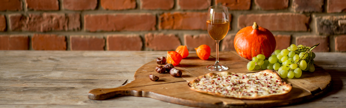 KI generiert: Das Bild zeigt eine Auswahl an Wurzelgemüsen, darunter lila Karotten, Pastinaken und eine Steckrübe, auf einem Holztisch arrangiert.