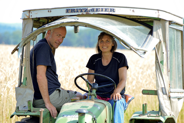 Petra vom Hofmans Hof und Meinhard von Siebenkorn auf dem Traktor