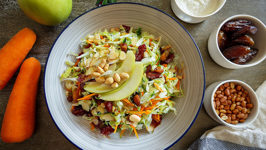 Rezeptbild für Spitzkohl-Slaw mit Äpfeln und Datteln