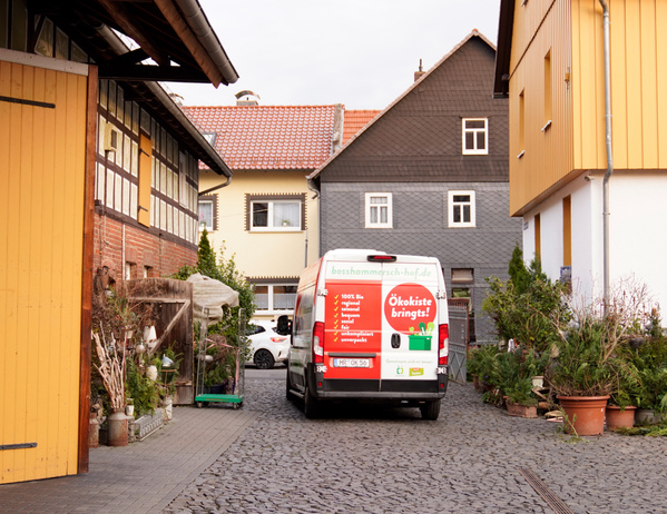 Teller mit Humus und dazu Brot