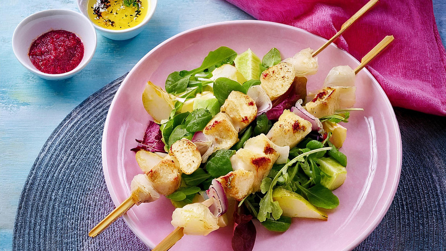 Rezeptbild für Warmer Feldsalat mit Hähnchenfilet-Spießen