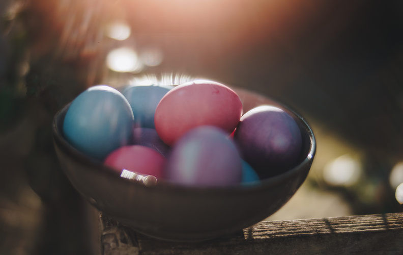 eine Schale mit bunten Ostereiern