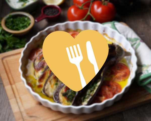 KI generiert: Ein Auflaufgericht mit Auberginen und Tomaten; im Vordergrund ein Icon mit Herz, Gabel und Messer.