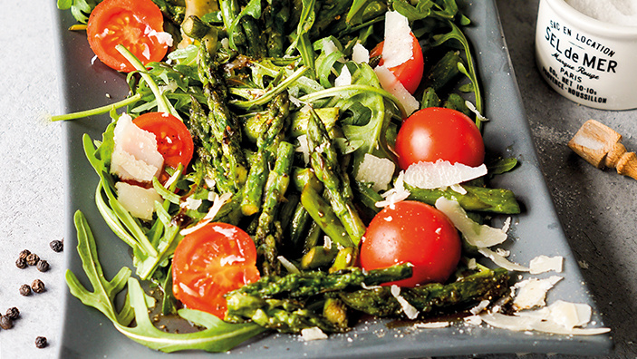 Rezeptbild für Warmer Spargelsalat mit Rucola und Parmesan