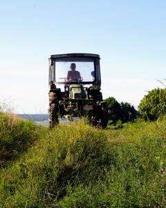 KI generiert: Das Bild zeigt mehrere Personen, die in einer Küche zusammenarbeiten, vermutlich bei einem Kochkurs oder einer Gruppenkochaktivität. Sie tragen Schürzen und sind mit der Zubereitung von Zutaten beschäftigt.