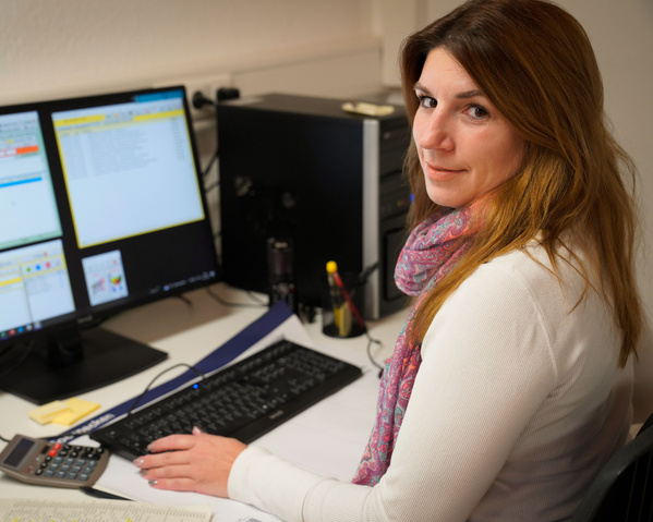 Teller mit Humus und dazu Brot