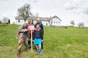 Team von Sonnentor vor dem Hof