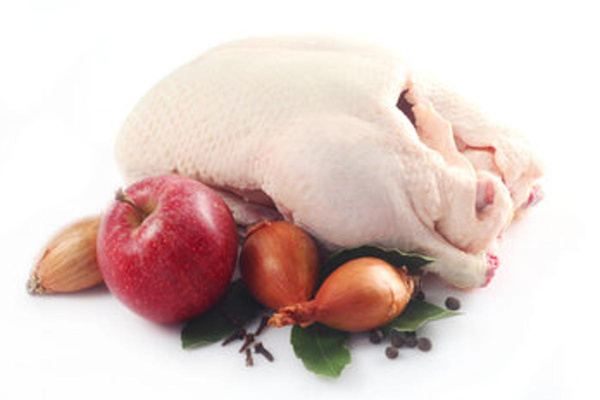 Produktfoto zu Halbe Ente Sous Vide gegart mit Füllung und Sauce