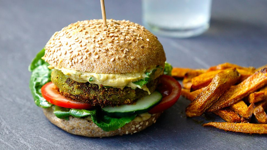 Rezeptbild für Falafel-Burger mit Süßkartoffel-Pommes