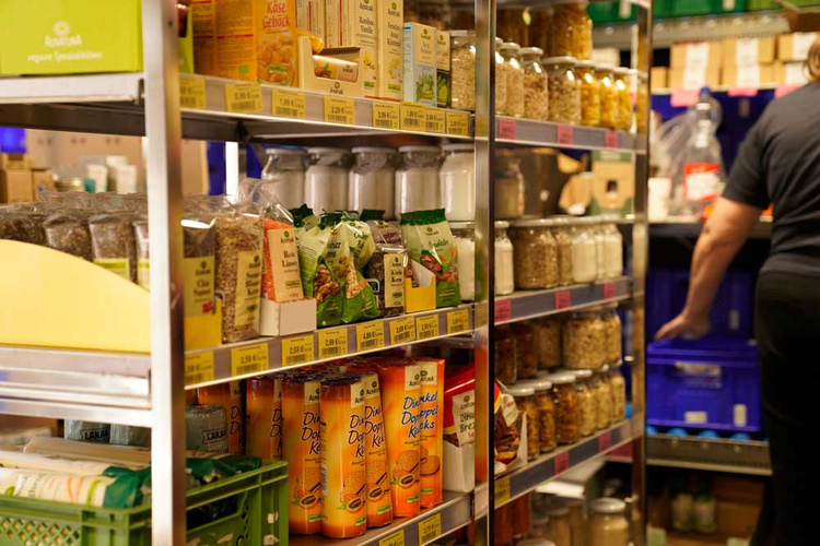 Regal mit Alnatura Produkten