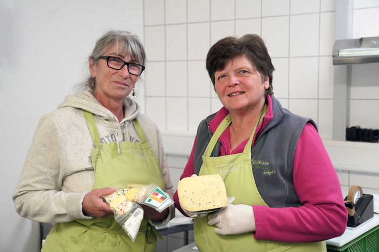 Petra und Gerda mit Käse in der Hand