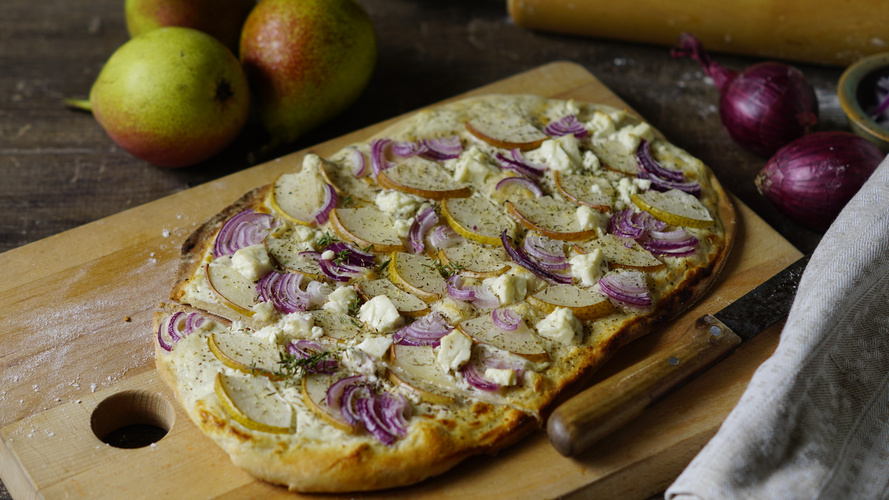Rezeptbild für Flammkuchen mit  Birnen, Zwiebeln &  Ziegenkäse