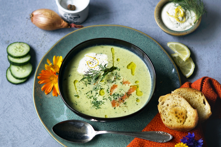 Rezeptbild für Sommerliche Gurkensuppe mit Räucherlachs und Zitronen-Crème Fraîche