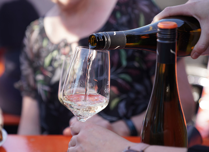 Wein wird in ein Weinglas eingeschenkt