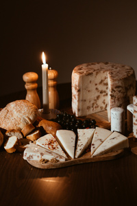 KI generiert: Das Bild zeigt eine bunte, mexikanisch inspirierte Bowl mit Zutaten wie Tomaten, Bohnen, Mais, Avocado und Tortilla-Chips. Drumherum sind frische Zutaten wie Limetten, Kirschtomaten und Frühlingszwiebeln verteilt.