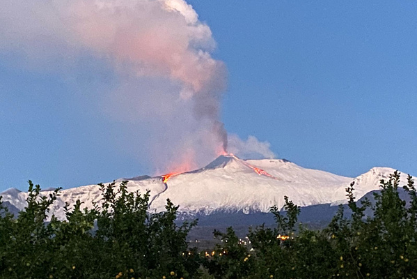 Ausbrechender Vulkan