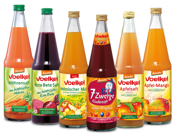 Verschieden Säfte aus dem Sortiment von Voelkel