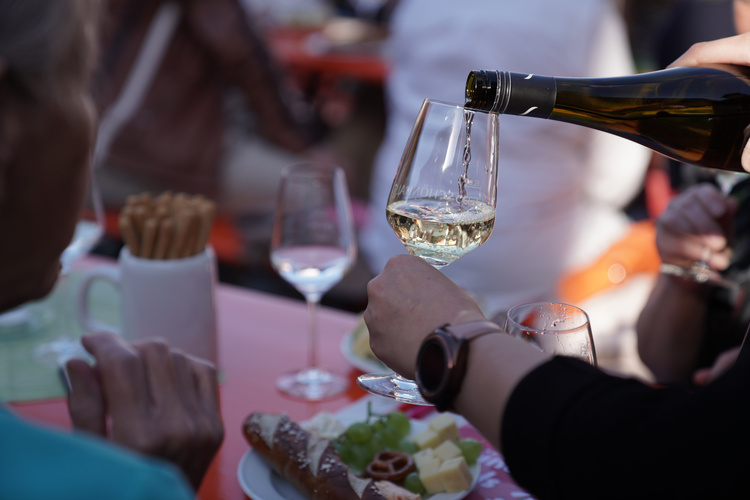 Weintasting Wein wird eingeschenkt