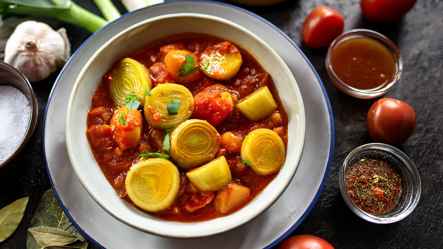 Rezeptbild für Lauch mit Tomatensauce und Kartoffeln