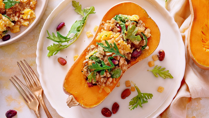 Rezeptbild für Gefüllter Butternut-Kürbis mit Quinoa und Cranberries