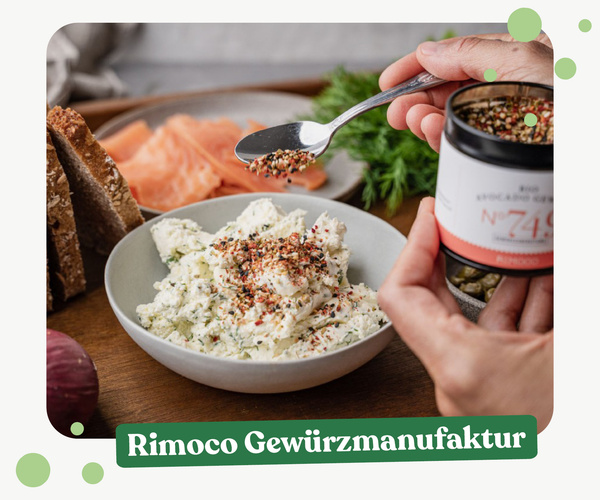 KI-generierte Beschreibung: Hauptinhalt: Eine Schüssel mit Kräuterquark und frischem Gemüse. Text: Rimoco Gewürzmanufaktur.