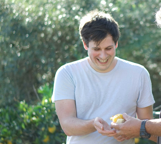 Moritz bekommt eine Orange in die Hand