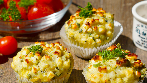 Rezeptbild für Zucchini-Feta-Muffins mit  Tomatensalat