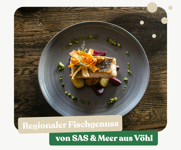 KI generiert: Ein kunstvoll angerichtetes Fischgericht auf grauem Teller. Text: "Regionaler Fischgenuss von SAS & Meer aus Vöhl".